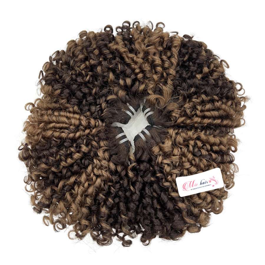 honey-blonde-highlight-piano-curly-hair 